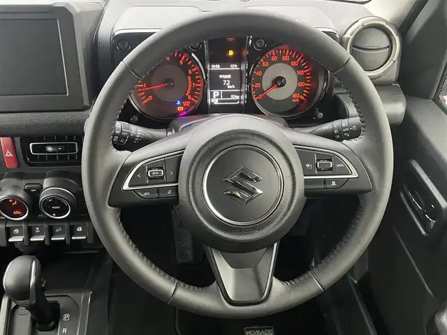 スズキ ジムニー ノマド FC 秋田県 2025(令7)年 0.1千km 黒 ４WD/衝突軽減システム/LEDヘッドライト/スズキ純正１５インチアルミ（夏タイヤ装着）/スマートキー/アイドリングストップ/プッシュスタート/コーナーセンサー/レーンキープアシスト/クルーズコントロール追従走行有/オートマチックハイビーム/ダウンヒルアシストコントロール/ヘッドライトウォッシャー/ステアリングスイッチ/前席シートヒーター/センターデフロック/背面タイヤ/純正フロアマット/オートライト/オートエアコン/パワーステアリング/パワーウィンドウ/ヘッドライトレベライザー/横滑り防止/盗難防止装置/寒冷地仕様/電動格納ウィンカーミラー/保証書/取扱説明書/記録簿/スペアキー×１