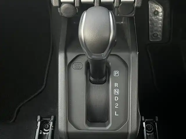 スズキ ジムニー ノマド FC 秋田県 2025(令7)年 0.1千km 黒 ４WD/衝突軽減システム/LEDヘッドライト/スズキ純正１５インチアルミ（夏タイヤ装着）/スマートキー/アイドリングストップ/プッシュスタート/コーナーセンサー/レーンキープアシスト/クルーズコントロール追従走行有/オートマチックハイビーム/ダウンヒルアシストコントロール/ヘッドライトウォッシャー/ステアリングスイッチ/前席シートヒーター/センターデフロック/背面タイヤ/純正フロアマット/オートライト/オートエアコン/パワーステアリング/パワーウィンドウ/ヘッドライトレベライザー/横滑り防止/盗難防止装置/寒冷地仕様/電動格納ウィンカーミラー/保証書/取扱説明書/記録簿/スペアキー×１