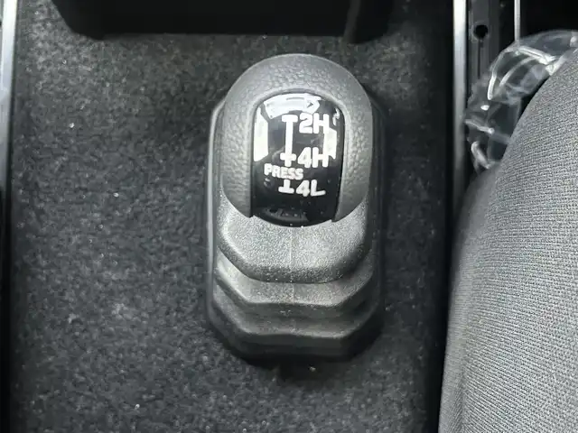 スズキ ジムニー ノマド FC 秋田県 2025(令7)年 0.1千km 黒 ４WD/衝突軽減システム/LEDヘッドライト/スズキ純正１５インチアルミ（夏タイヤ装着）/スマートキー/アイドリングストップ/プッシュスタート/コーナーセンサー/レーンキープアシスト/クルーズコントロール追従走行有/オートマチックハイビーム/ダウンヒルアシストコントロール/ヘッドライトウォッシャー/ステアリングスイッチ/前席シートヒーター/センターデフロック/背面タイヤ/純正フロアマット/オートライト/オートエアコン/パワーステアリング/パワーウィンドウ/ヘッドライトレベライザー/横滑り防止/盗難防止装置/寒冷地仕様/電動格納ウィンカーミラー/保証書/取扱説明書/記録簿/スペアキー×１