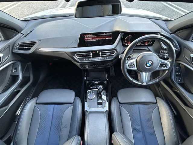 ＢＭＷ １１８ｉ Mスポーツ 愛知県 2019(令1)年 5.3万km パール メーカーオプションナビ【Bluetooth FM AM USB】/ワイヤレス充電トレイ/バックカメラ/クルーズコントロール/パーキングアシスト/インテリジェントセーフティ/・衝突軽減ブレーキ/・レーンキープアシスト/・歩行者検知機能/・アクティブ・サイド・コリジョン・プロテクション/オートブレーキホールド/注意喚起アシスタント/速度警告/クリアランスソナー/アイドリングストップ/LEDヘッドライト/オートライト/パーキングライト/フォグランプ/リアフォグランプ/レザーシート/パワーシート/ステアリングリモコン/純正フロアマット/純正アルミホイール/禁煙車