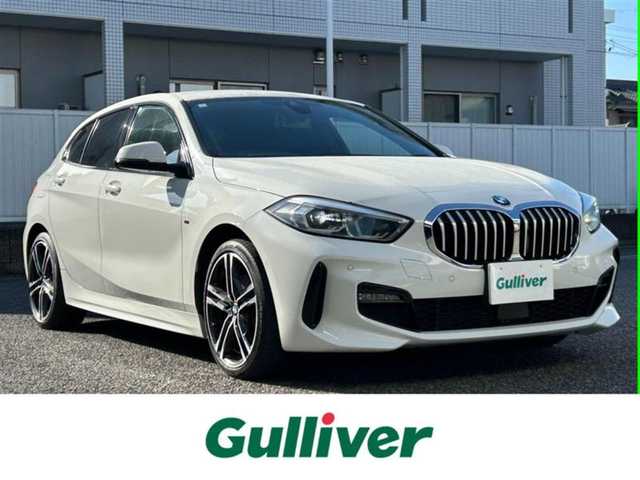 ＢＭＷ １１８ｉ Mスポーツ 愛知県 2019(令1)年 5.3万km パール メーカーオプションナビ【Bluetooth FM AM USB】/ワイヤレス充電トレイ/バックカメラ/クルーズコントロール/パーキングアシスト/インテリジェントセーフティ/・衝突軽減ブレーキ/・レーンキープアシスト/・歩行者検知機能/・アクティブ・サイド・コリジョン・プロテクション/オートブレーキホールド/注意喚起アシスタント/速度警告/クリアランスソナー/アイドリングストップ/LEDヘッドライト/オートライト/パーキングライト/フォグランプ/リアフォグランプ/レザーシート/パワーシート/ステアリングリモコン/純正フロアマット/純正アルミホイール/禁煙車
