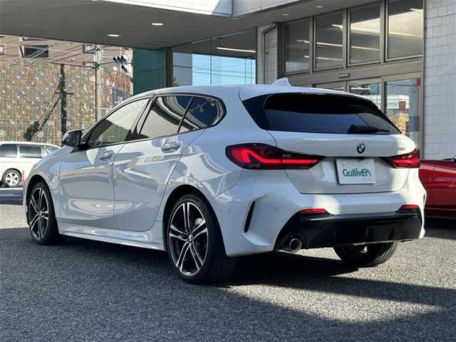 ＢＭＷ １１８ｉ Mスポーツ 愛知県 2019(令1)年 5.3万km パール メーカーオプションナビ【Bluetooth FM AM USB】/ワイヤレス充電トレイ/バックカメラ/クルーズコントロール/パーキングアシスト/インテリジェントセーフティ/・衝突軽減ブレーキ/・レーンキープアシスト/・歩行者検知機能/・アクティブ・サイド・コリジョン・プロテクション/オートブレーキホールド/注意喚起アシスタント/速度警告/クリアランスソナー/アイドリングストップ/LEDヘッドライト/オートライト/パーキングライト/フォグランプ/リアフォグランプ/レザーシート/パワーシート/ステアリングリモコン/純正フロアマット/純正アルミホイール/禁煙車