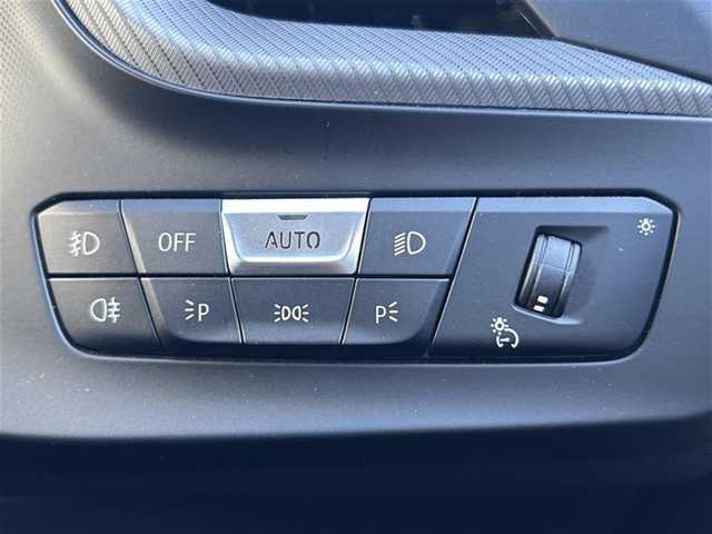 ＢＭＷ １１８ｉ Mスポーツ 愛知県 2019(令1)年 5.3万km パール メーカーオプションナビ【Bluetooth FM AM USB】/ワイヤレス充電トレイ/バックカメラ/クルーズコントロール/パーキングアシスト/インテリジェントセーフティ/・衝突軽減ブレーキ/・レーンキープアシスト/・歩行者検知機能/・アクティブ・サイド・コリジョン・プロテクション/オートブレーキホールド/注意喚起アシスタント/速度警告/クリアランスソナー/アイドリングストップ/LEDヘッドライト/オートライト/パーキングライト/フォグランプ/リアフォグランプ/レザーシート/パワーシート/ステアリングリモコン/純正フロアマット/純正アルミホイール/禁煙車