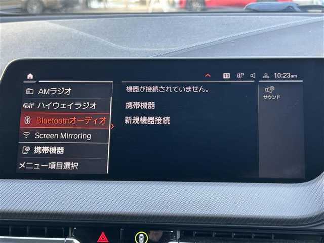 ＢＭＷ １１８ｉ Mスポーツ 愛知県 2019(令1)年 5.3万km パール メーカーオプションナビ【Bluetooth FM AM USB】/ワイヤレス充電トレイ/バックカメラ/クルーズコントロール/パーキングアシスト/インテリジェントセーフティ/・衝突軽減ブレーキ/・レーンキープアシスト/・歩行者検知機能/・アクティブ・サイド・コリジョン・プロテクション/オートブレーキホールド/注意喚起アシスタント/速度警告/クリアランスソナー/アイドリングストップ/LEDヘッドライト/オートライト/パーキングライト/フォグランプ/リアフォグランプ/レザーシート/パワーシート/ステアリングリモコン/純正フロアマット/純正アルミホイール/禁煙車