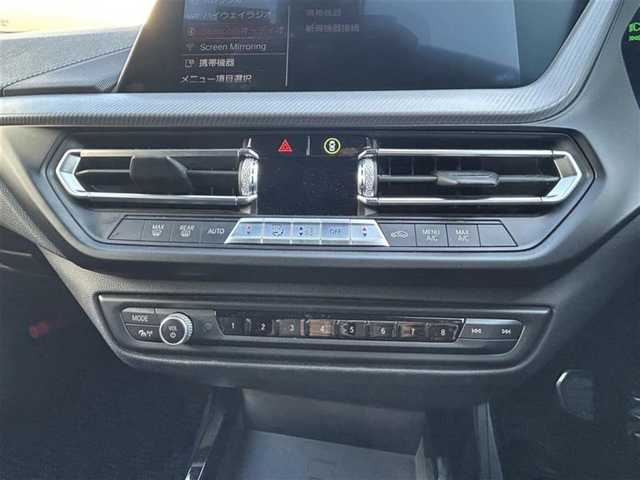 ＢＭＷ １１８ｉ Mスポーツ 愛知県 2019(令1)年 5.3万km パール メーカーオプションナビ【Bluetooth FM AM USB】/ワイヤレス充電トレイ/バックカメラ/クルーズコントロール/パーキングアシスト/インテリジェントセーフティ/・衝突軽減ブレーキ/・レーンキープアシスト/・歩行者検知機能/・アクティブ・サイド・コリジョン・プロテクション/オートブレーキホールド/注意喚起アシスタント/速度警告/クリアランスソナー/アイドリングストップ/LEDヘッドライト/オートライト/パーキングライト/フォグランプ/リアフォグランプ/レザーシート/パワーシート/ステアリングリモコン/純正フロアマット/純正アルミホイール/禁煙車