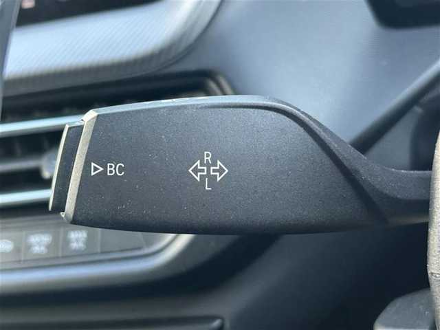 ＢＭＷ １１８ｉ Mスポーツ 愛知県 2019(令1)年 5.3万km パール メーカーオプションナビ【Bluetooth FM AM USB】/ワイヤレス充電トレイ/バックカメラ/クルーズコントロール/パーキングアシスト/インテリジェントセーフティ/・衝突軽減ブレーキ/・レーンキープアシスト/・歩行者検知機能/・アクティブ・サイド・コリジョン・プロテクション/オートブレーキホールド/注意喚起アシスタント/速度警告/クリアランスソナー/アイドリングストップ/LEDヘッドライト/オートライト/パーキングライト/フォグランプ/リアフォグランプ/レザーシート/パワーシート/ステアリングリモコン/純正フロアマット/純正アルミホイール/禁煙車