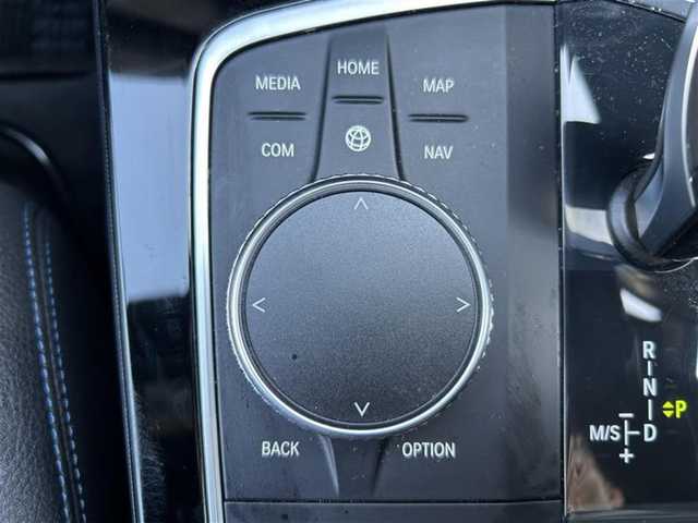 ＢＭＷ １１８ｉ Mスポーツ 愛知県 2019(令1)年 5.3万km パール メーカーオプションナビ【Bluetooth FM AM USB】/ワイヤレス充電トレイ/バックカメラ/クルーズコントロール/パーキングアシスト/インテリジェントセーフティ/・衝突軽減ブレーキ/・レーンキープアシスト/・歩行者検知機能/・アクティブ・サイド・コリジョン・プロテクション/オートブレーキホールド/注意喚起アシスタント/速度警告/クリアランスソナー/アイドリングストップ/LEDヘッドライト/オートライト/パーキングライト/フォグランプ/リアフォグランプ/レザーシート/パワーシート/ステアリングリモコン/純正フロアマット/純正アルミホイール/禁煙車