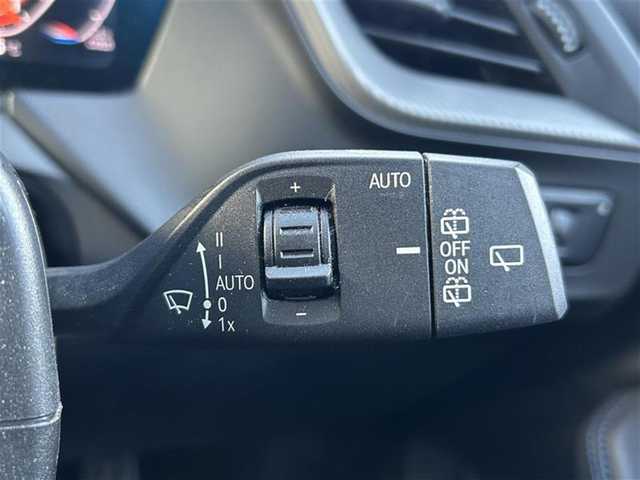 ＢＭＷ １１８ｉ Mスポーツ 愛知県 2019(令1)年 5.3万km パール メーカーオプションナビ【Bluetooth FM AM USB】/ワイヤレス充電トレイ/バックカメラ/クルーズコントロール/パーキングアシスト/インテリジェントセーフティ/・衝突軽減ブレーキ/・レーンキープアシスト/・歩行者検知機能/・アクティブ・サイド・コリジョン・プロテクション/オートブレーキホールド/注意喚起アシスタント/速度警告/クリアランスソナー/アイドリングストップ/LEDヘッドライト/オートライト/パーキングライト/フォグランプ/リアフォグランプ/レザーシート/パワーシート/ステアリングリモコン/純正フロアマット/純正アルミホイール/禁煙車