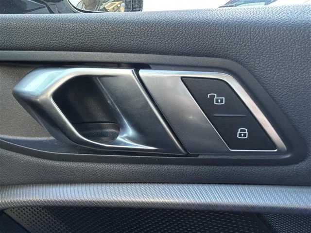 ＢＭＷ １１８ｉ Mスポーツ 愛知県 2019(令1)年 5.3万km パール メーカーオプションナビ【Bluetooth FM AM USB】/ワイヤレス充電トレイ/バックカメラ/クルーズコントロール/パーキングアシスト/インテリジェントセーフティ/・衝突軽減ブレーキ/・レーンキープアシスト/・歩行者検知機能/・アクティブ・サイド・コリジョン・プロテクション/オートブレーキホールド/注意喚起アシスタント/速度警告/クリアランスソナー/アイドリングストップ/LEDヘッドライト/オートライト/パーキングライト/フォグランプ/リアフォグランプ/レザーシート/パワーシート/ステアリングリモコン/純正フロアマット/純正アルミホイール/禁煙車