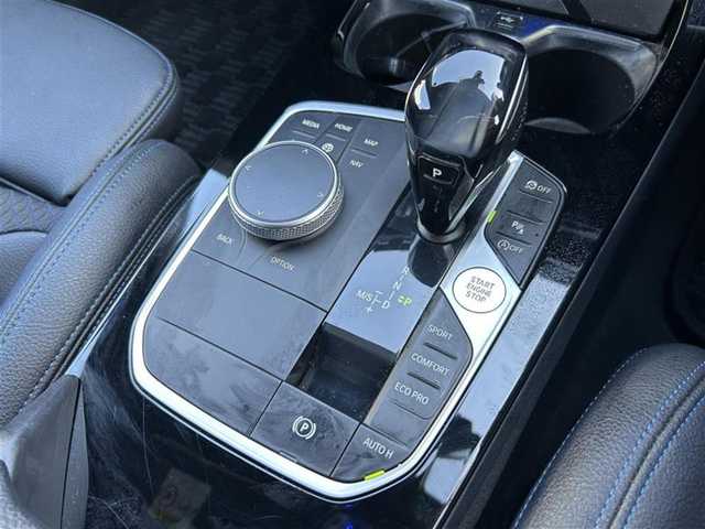 ＢＭＷ １１８ｉ Mスポーツ 愛知県 2019(令1)年 5.3万km パール メーカーオプションナビ【Bluetooth FM AM USB】/ワイヤレス充電トレイ/バックカメラ/クルーズコントロール/パーキングアシスト/インテリジェントセーフティ/・衝突軽減ブレーキ/・レーンキープアシスト/・歩行者検知機能/・アクティブ・サイド・コリジョン・プロテクション/オートブレーキホールド/注意喚起アシスタント/速度警告/クリアランスソナー/アイドリングストップ/LEDヘッドライト/オートライト/パーキングライト/フォグランプ/リアフォグランプ/レザーシート/パワーシート/ステアリングリモコン/純正フロアマット/純正アルミホイール/禁煙車