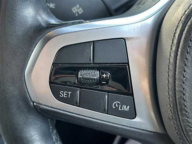 ＢＭＷ １１８ｉ Mスポーツ 愛知県 2019(令1)年 5.3万km パール メーカーオプションナビ【Bluetooth FM AM USB】/ワイヤレス充電トレイ/バックカメラ/クルーズコントロール/パーキングアシスト/インテリジェントセーフティ/・衝突軽減ブレーキ/・レーンキープアシスト/・歩行者検知機能/・アクティブ・サイド・コリジョン・プロテクション/オートブレーキホールド/注意喚起アシスタント/速度警告/クリアランスソナー/アイドリングストップ/LEDヘッドライト/オートライト/パーキングライト/フォグランプ/リアフォグランプ/レザーシート/パワーシート/ステアリングリモコン/純正フロアマット/純正アルミホイール/禁煙車