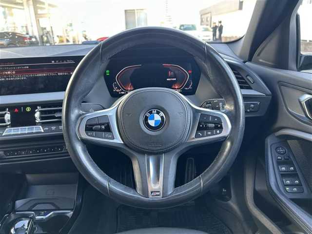 ＢＭＷ １１８ｉ Mスポーツ 愛知県 2019(令1)年 5.3万km パール メーカーオプションナビ【Bluetooth FM AM USB】/ワイヤレス充電トレイ/バックカメラ/クルーズコントロール/パーキングアシスト/インテリジェントセーフティ/・衝突軽減ブレーキ/・レーンキープアシスト/・歩行者検知機能/・アクティブ・サイド・コリジョン・プロテクション/オートブレーキホールド/注意喚起アシスタント/速度警告/クリアランスソナー/アイドリングストップ/LEDヘッドライト/オートライト/パーキングライト/フォグランプ/リアフォグランプ/レザーシート/パワーシート/ステアリングリモコン/純正フロアマット/純正アルミホイール/禁煙車