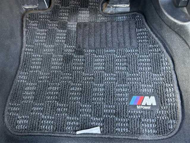 ＢＭＷ １１８ｉ Mスポーツ 愛知県 2019(令1)年 5.3万km パール メーカーオプションナビ【Bluetooth FM AM USB】/ワイヤレス充電トレイ/バックカメラ/クルーズコントロール/パーキングアシスト/インテリジェントセーフティ/・衝突軽減ブレーキ/・レーンキープアシスト/・歩行者検知機能/・アクティブ・サイド・コリジョン・プロテクション/オートブレーキホールド/注意喚起アシスタント/速度警告/クリアランスソナー/アイドリングストップ/LEDヘッドライト/オートライト/パーキングライト/フォグランプ/リアフォグランプ/レザーシート/パワーシート/ステアリングリモコン/純正フロアマット/純正アルミホイール/禁煙車