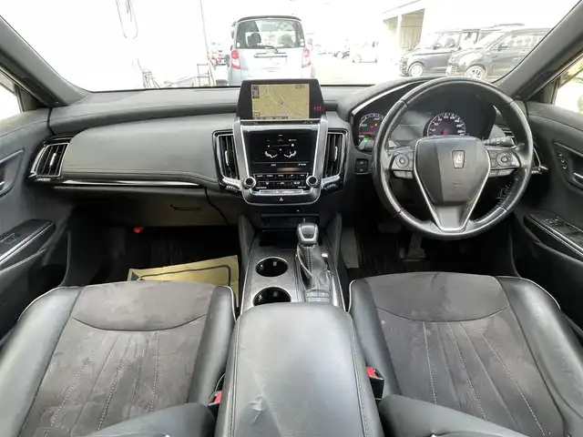 トヨタ クラウン ハイブリッド RS アドバンス 佐賀県 2018(平30)年 12.7万km ホワイトパールクリスタルシャイン 純正ダブルディスプレイナビ/・フルセグTV/CD/DVD/USB/Bluetooth/バックカメラ/前方ドライブレコーダー/ビルトインETC2.0/ヘッドアップディスプレイ/リバース連動ドアミラー/デジタルインナーミラー/TVキャンセラー/100V電源/電子パーキングブレーキ/・AUTO HOLD機能/ハーフレザーシート/DN席パワーシート(D席メモリー機能付)/シートヒーター/ISOFIX対応/パドルシフト/革巻きステアリング/ステアリングヒーター/ステアリングリモコン/純正18インチアルミホイール/純正LEDヘッドライト/・オートマチックハイビーム/純正LEDフォグランプ/純正フロアマット/純正ドアバイザ―/取扱説明書/トヨタセーフティセンス/・レーダークルーズコントロール/・プリクラッシュセーフティ/・レーンディパーチャーアラート/・ブラインドスポットモニター/・クリアランスソナー/・リヤクロストラフィックアラート/・パーキングサポートブレーキ/・ロードサインアシスト