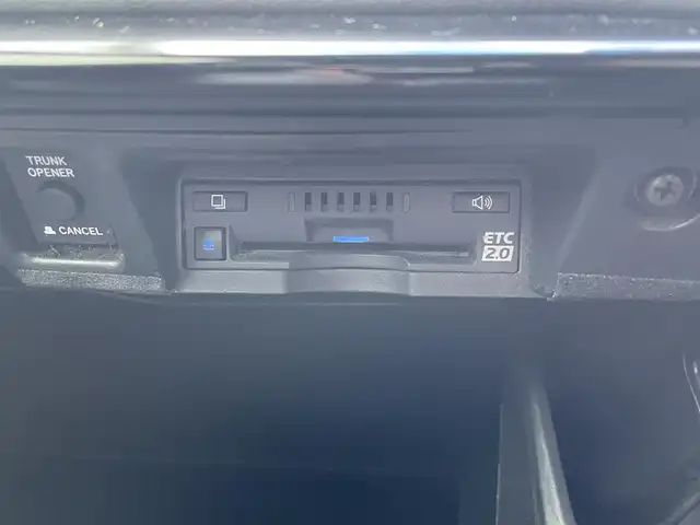 トヨタ クラウン ハイブリッド RS アドバンス 佐賀県 2018(平30)年 12.7万km ホワイトパールクリスタルシャイン 純正ダブルディスプレイナビ/・フルセグTV/CD/DVD/USB/Bluetooth/バックカメラ/前方ドライブレコーダー/ビルトインETC2.0/ヘッドアップディスプレイ/リバース連動ドアミラー/デジタルインナーミラー/TVキャンセラー/100V電源/電子パーキングブレーキ/・AUTO HOLD機能/ハーフレザーシート/DN席パワーシート(D席メモリー機能付)/シートヒーター/ISOFIX対応/パドルシフト/革巻きステアリング/ステアリングヒーター/ステアリングリモコン/純正18インチアルミホイール/純正LEDヘッドライト/・オートマチックハイビーム/純正LEDフォグランプ/純正フロアマット/純正ドアバイザ―/取扱説明書/トヨタセーフティセンス/・レーダークルーズコントロール/・プリクラッシュセーフティ/・レーンディパーチャーアラート/・ブラインドスポットモニター/・クリアランスソナー/・リヤクロストラフィックアラート/・パーキングサポートブレーキ/・ロードサインアシスト