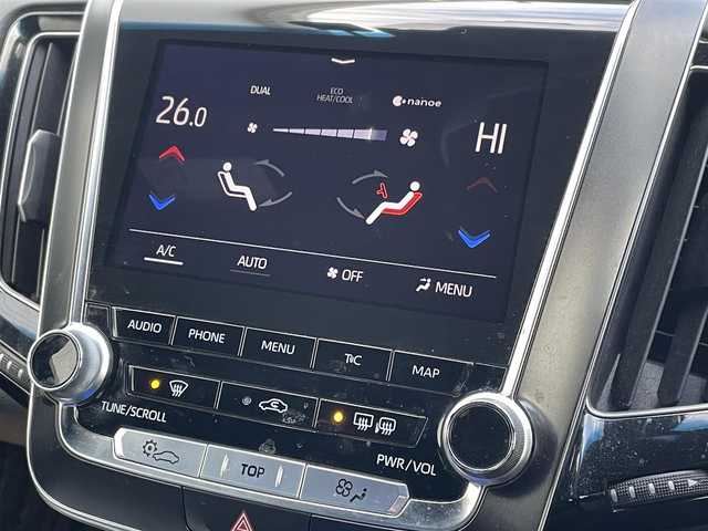 トヨタ クラウン ハイブリッド RS アドバンス 佐賀県 2018(平30)年 12.7万km ホワイトパールクリスタルシャイン 純正ダブルディスプレイナビ/・フルセグTV/CD/DVD/USB/Bluetooth/バックカメラ/前方ドライブレコーダー/ビルトインETC2.0/ヘッドアップディスプレイ/リバース連動ドアミラー/デジタルインナーミラー/TVキャンセラー/100V電源/電子パーキングブレーキ/・AUTO HOLD機能/ハーフレザーシート/DN席パワーシート(D席メモリー機能付)/シートヒーター/ISOFIX対応/パドルシフト/革巻きステアリング/ステアリングヒーター/ステアリングリモコン/純正18インチアルミホイール/純正LEDヘッドライト/・オートマチックハイビーム/純正LEDフォグランプ/純正フロアマット/純正ドアバイザ―/取扱説明書/トヨタセーフティセンス/・レーダークルーズコントロール/・プリクラッシュセーフティ/・レーンディパーチャーアラート/・ブラインドスポットモニター/・クリアランスソナー/・リヤクロストラフィックアラート/・パーキングサポートブレーキ/・ロードサインアシスト