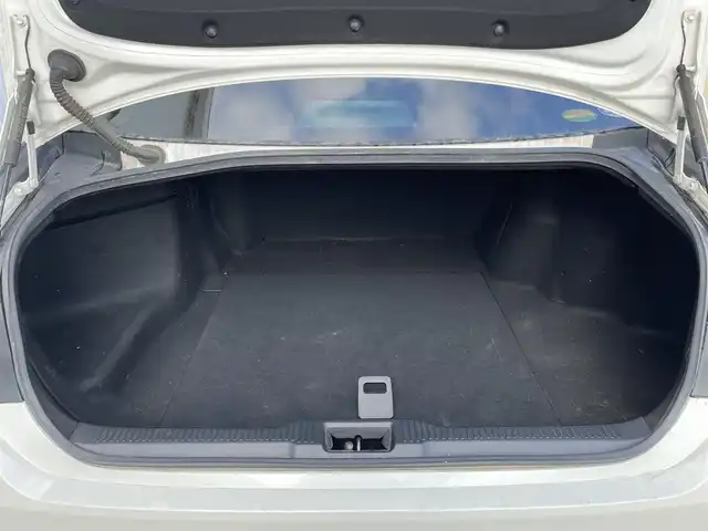 トヨタ クラウン ハイブリッド RS アドバンス 佐賀県 2018(平30)年 12.7万km ホワイトパールクリスタルシャイン 純正ダブルディスプレイナビ/・フルセグTV/CD/DVD/USB/Bluetooth/バックカメラ/前方ドライブレコーダー/ビルトインETC2.0/ヘッドアップディスプレイ/リバース連動ドアミラー/デジタルインナーミラー/TVキャンセラー/100V電源/電子パーキングブレーキ/・AUTO HOLD機能/ハーフレザーシート/DN席パワーシート(D席メモリー機能付)/シートヒーター/ISOFIX対応/パドルシフト/革巻きステアリング/ステアリングヒーター/ステアリングリモコン/純正18インチアルミホイール/純正LEDヘッドライト/・オートマチックハイビーム/純正LEDフォグランプ/純正フロアマット/純正ドアバイザ―/取扱説明書/トヨタセーフティセンス/・レーダークルーズコントロール/・プリクラッシュセーフティ/・レーンディパーチャーアラート/・ブラインドスポットモニター/・クリアランスソナー/・リヤクロストラフィックアラート/・パーキングサポートブレーキ/・ロードサインアシスト