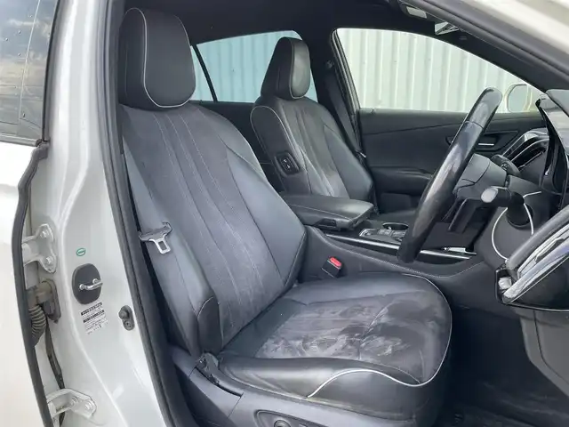 トヨタ クラウン ハイブリッド RS アドバンス 佐賀県 2018(平30)年 12.7万km ホワイトパールクリスタルシャイン 純正ダブルディスプレイナビ/・フルセグTV/CD/DVD/USB/Bluetooth/バックカメラ/前方ドライブレコーダー/ビルトインETC2.0/ヘッドアップディスプレイ/リバース連動ドアミラー/デジタルインナーミラー/TVキャンセラー/100V電源/電子パーキングブレーキ/・AUTO HOLD機能/ハーフレザーシート/DN席パワーシート(D席メモリー機能付)/シートヒーター/ISOFIX対応/パドルシフト/革巻きステアリング/ステアリングヒーター/ステアリングリモコン/純正18インチアルミホイール/純正LEDヘッドライト/・オートマチックハイビーム/純正LEDフォグランプ/純正フロアマット/純正ドアバイザ―/取扱説明書/トヨタセーフティセンス/・レーダークルーズコントロール/・プリクラッシュセーフティ/・レーンディパーチャーアラート/・ブラインドスポットモニター/・クリアランスソナー/・リヤクロストラフィックアラート/・パーキングサポートブレーキ/・ロードサインアシスト