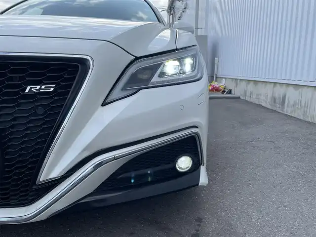 トヨタ クラウン ハイブリッド RS アドバンス 佐賀県 2018(平30)年 12.7万km ホワイトパールクリスタルシャイン 純正ダブルディスプレイナビ/・フルセグTV/CD/DVD/USB/Bluetooth/バックカメラ/前方ドライブレコーダー/ビルトインETC2.0/ヘッドアップディスプレイ/リバース連動ドアミラー/デジタルインナーミラー/TVキャンセラー/100V電源/電子パーキングブレーキ/・AUTO HOLD機能/ハーフレザーシート/DN席パワーシート(D席メモリー機能付)/シートヒーター/ISOFIX対応/パドルシフト/革巻きステアリング/ステアリングヒーター/ステアリングリモコン/純正18インチアルミホイール/純正LEDヘッドライト/・オートマチックハイビーム/純正LEDフォグランプ/純正フロアマット/純正ドアバイザ―/取扱説明書/トヨタセーフティセンス/・レーダークルーズコントロール/・プリクラッシュセーフティ/・レーンディパーチャーアラート/・ブラインドスポットモニター/・クリアランスソナー/・リヤクロストラフィックアラート/・パーキングサポートブレーキ/・ロードサインアシスト