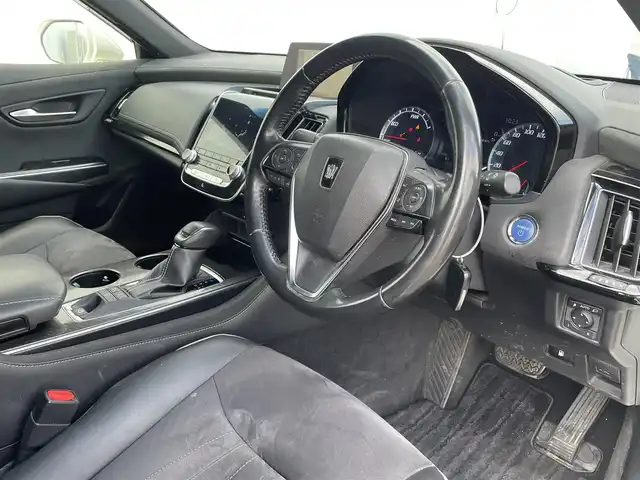 トヨタ クラウン ハイブリッド RS アドバンス 佐賀県 2018(平30)年 12.7万km ホワイトパールクリスタルシャイン 純正ダブルディスプレイナビ/・フルセグTV/CD/DVD/USB/Bluetooth/バックカメラ/前方ドライブレコーダー/ビルトインETC2.0/ヘッドアップディスプレイ/リバース連動ドアミラー/デジタルインナーミラー/TVキャンセラー/100V電源/電子パーキングブレーキ/・AUTO HOLD機能/ハーフレザーシート/DN席パワーシート(D席メモリー機能付)/シートヒーター/ISOFIX対応/パドルシフト/革巻きステアリング/ステアリングヒーター/ステアリングリモコン/純正18インチアルミホイール/純正LEDヘッドライト/・オートマチックハイビーム/純正LEDフォグランプ/純正フロアマット/純正ドアバイザ―/取扱説明書/トヨタセーフティセンス/・レーダークルーズコントロール/・プリクラッシュセーフティ/・レーンディパーチャーアラート/・ブラインドスポットモニター/・クリアランスソナー/・リヤクロストラフィックアラート/・パーキングサポートブレーキ/・ロードサインアシスト