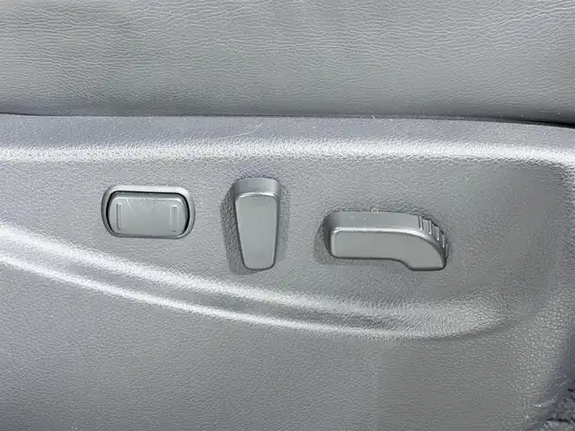 日産 エルグランド ライダー 大阪府 2017(平29)年 6.3万km ブリリアントホワイトパール プロパイロット　全方位カメラ　後席モニター　純正ナビＴＶ　黒革シート　両側パワスラ　パワーシート　シートヒーター　ＥＴＣ　クルコン　ＬＥＤヘッドライト　コーナーセンサー　電動リアゲート　スマートキー