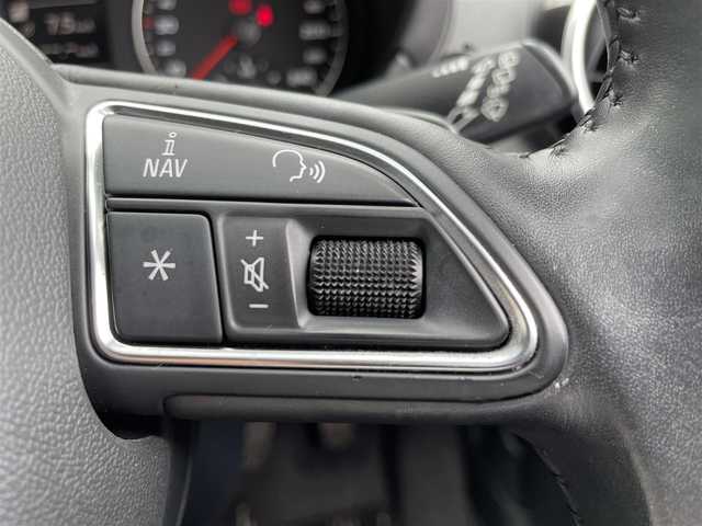 アウディ Ａ１ スポーツバック 1．4TFSI 愛知県 2012(平24)年 8.1万km グレイシアホワイトメタリック /スマートキー//純正ナビ//地デジTV//ETC//純正フロアマット//純正16インチAW//カーテンエアバック//革巻きステアリング//オートライト//ウィンカーミラー//ドラレコ（HDR103）//ドライバーインフォメーションシステム//マルチファンクションステアリングホイール//サービスインターバルディスプレイ//エレクトロニックスタビリゼーションコントロール