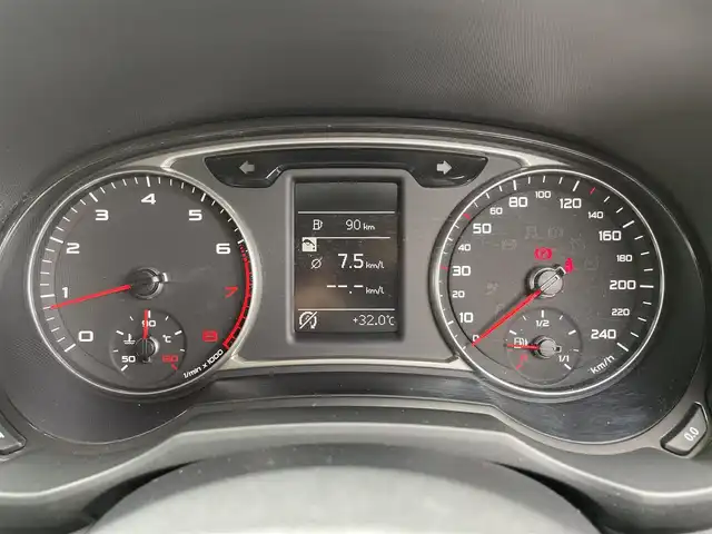 アウディ Ａ１ スポーツバック 1．4TFSI 愛知県 2012(平24)年 8.1万km グレイシアホワイトメタリック /スマートキー//純正ナビ//地デジTV//ETC//純正フロアマット//純正16インチAW//カーテンエアバック//革巻きステアリング//オートライト//ウィンカーミラー//ドラレコ（HDR103）//ドライバーインフォメーションシステム//マルチファンクションステアリングホイール//サービスインターバルディスプレイ//エレクトロニックスタビリゼーションコントロール