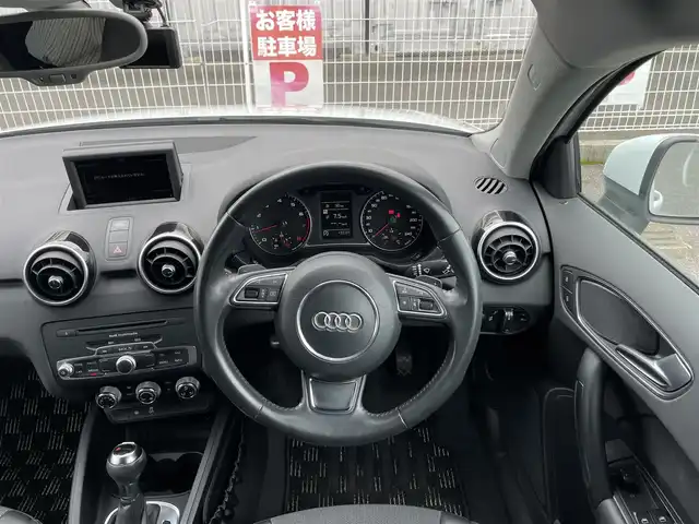 アウディ Ａ１ スポーツバック 1．4TFSI 愛知県 2012(平24)年 8.1万km グレイシアホワイトメタリック /スマートキー//純正ナビ//地デジTV//ETC//純正フロアマット//純正16インチAW//カーテンエアバック//革巻きステアリング//オートライト//ウィンカーミラー//ドラレコ（HDR103）//ドライバーインフォメーションシステム//マルチファンクションステアリングホイール//サービスインターバルディスプレイ//エレクトロニックスタビリゼーションコントロール