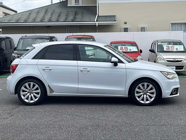 アウディ Ａ１ スポーツバック 1．4TFSI 愛知県 2012(平24)年 8.1万km グレイシアホワイトメタリック /スマートキー//純正ナビ//地デジTV//ETC//純正フロアマット//純正16インチAW//カーテンエアバック//革巻きステアリング//オートライト//ウィンカーミラー//ドラレコ（HDR103）//ドライバーインフォメーションシステム//マルチファンクションステアリングホイール//サービスインターバルディスプレイ//エレクトロニックスタビリゼーションコントロール