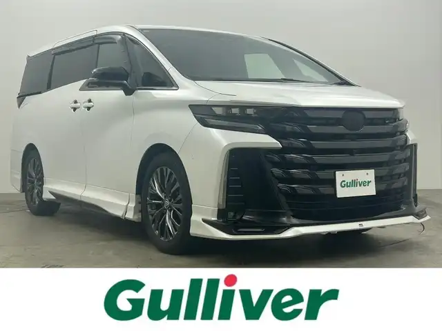 トヨタ ヴェルファイア Z プレミア 岡山県 2023(令5)年 1.5万km プラチナホワイトパールマイカ GRエアロ/GRマフラー/デジタルインナーミラー/左右独立ムーンルーフ/純正１４インチディスプレイオーディオ/【ナビ/Bluetooth/フルセグTV/Carplay/HDMI/USB】/茶色レザーシート/トヨタ チームメイト/　・アドバンスト　パーク/　・アドバンスト　ドライブ/トヨタセーフティーセンス/　・プリクラッシュセーフティ/　・レーントレーシングアシスト/　・レーダークルーズコントロール/　・アダプティブハイビームシステム/　・ロードサインアシスト/　・フロントクロストラフィックアラート/パノラミックビューモニター/1列目＆2列目シートヒーター/1列目＆2列目エアシート/ビルトインＥＴＣ２．０/１００Ｖ電源/三眼ＬＥＤヘッドライト/パドルシフト/置くだけ充電/両側電動スライドドア