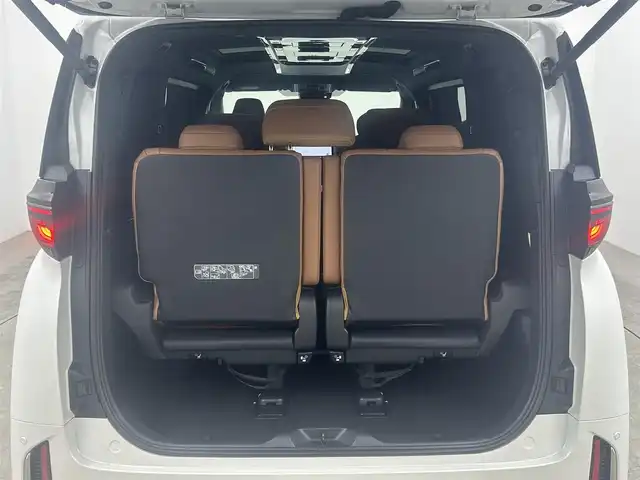 トヨタ ヴェルファイア Z プレミア 岡山県 2023(令5)年 1.5万km プラチナホワイトパールマイカ GRエアロ/GRマフラー/デジタルインナーミラー/左右独立ムーンルーフ/純正１４インチディスプレイオーディオ/【ナビ/Bluetooth/フルセグTV/Carplay/HDMI/USB】/茶色レザーシート/トヨタ チームメイト/　・アドバンスト　パーク/　・アドバンスト　ドライブ/トヨタセーフティーセンス/　・プリクラッシュセーフティ/　・レーントレーシングアシスト/　・レーダークルーズコントロール/　・アダプティブハイビームシステム/　・ロードサインアシスト/　・フロントクロストラフィックアラート/パノラミックビューモニター/1列目＆2列目シートヒーター/1列目＆2列目エアシート/ビルトインＥＴＣ２．０/１００Ｖ電源/三眼ＬＥＤヘッドライト/パドルシフト/置くだけ充電/両側電動スライドドア