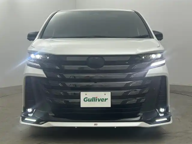 トヨタ ヴェルファイア Z プレミア 岡山県 2023(令5)年 1.5万km プラチナホワイトパールマイカ GRエアロ/GRマフラー/デジタルインナーミラー/左右独立ムーンルーフ/純正１４インチディスプレイオーディオ/【ナビ/Bluetooth/フルセグTV/Carplay/HDMI/USB】/茶色レザーシート/トヨタ チームメイト/　・アドバンスト　パーク/　・アドバンスト　ドライブ/トヨタセーフティーセンス/　・プリクラッシュセーフティ/　・レーントレーシングアシスト/　・レーダークルーズコントロール/　・アダプティブハイビームシステム/　・ロードサインアシスト/　・フロントクロストラフィックアラート/パノラミックビューモニター/1列目＆2列目シートヒーター/1列目＆2列目エアシート/ビルトインＥＴＣ２．０/１００Ｖ電源/三眼ＬＥＤヘッドライト/パドルシフト/置くだけ充電/両側電動スライドドア