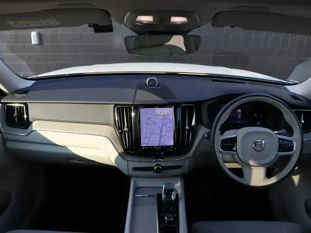 ボルボ ボルボ ＸＣ６０ B5 AWD インスクリプション 宮城県 2021(令3)年 3万km パール ワンオーナー/純正ナビ（googleバージョン）/・appleCarplay・androidauto・Bluetooth/１２．３インチフル液晶ドライバーディスプレイ/ラグジュアリーパッケージ/パノラマサンルーフ/バング＆オルフセン プレミアムサウンド/クリスタルガラスシフトノブ/パイロットアシスト/パーフォレーテッドファインナッパレザー/・左右メモリー付き・ベンチレーション/全席シートヒーター/ステアリングヒーター/ヘッドアップディスプレイ/パワーバックドア/３６０℃カメラ/ワイアレス充電/前後コーナーセンサー/純正ＯＰ前後ドライブレコーダー/純正ビルトインＥＴＣ/ＬＥＤヘッドライト
