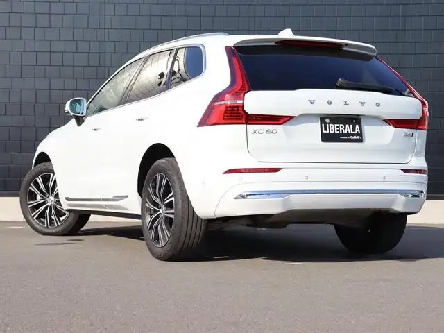 ボルボ ボルボ ＸＣ６０ B5 AWD インスクリプション 宮城県 2021(令3)年 3万km パール ワンオーナー/純正ナビ（googleバージョン）/・appleCarplay・androidauto・Bluetooth/１２．３インチフル液晶ドライバーディスプレイ/ラグジュアリーパッケージ/パノラマサンルーフ/バング＆オルフセン プレミアムサウンド/クリスタルガラスシフトノブ/パイロットアシスト/パーフォレーテッドファインナッパレザー/・左右メモリー付き・ベンチレーション/全席シートヒーター/ステアリングヒーター/ヘッドアップディスプレイ/パワーバックドア/３６０℃カメラ/ワイアレス充電/前後コーナーセンサー/純正ＯＰ前後ドライブレコーダー/純正ビルトインＥＴＣ/ＬＥＤヘッドライト