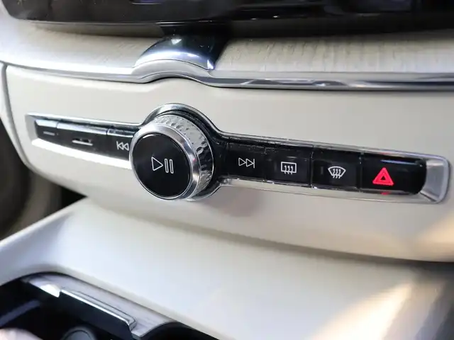 ボルボ ボルボ ＸＣ６０ B5 AWD インスクリプション 宮城県 2021(令3)年 3万km パール ワンオーナー/純正ナビ（googleバージョン）/・appleCarplay・androidauto・Bluetooth/１２．３インチフル液晶ドライバーディスプレイ/ラグジュアリーパッケージ/パノラマサンルーフ/バング＆オルフセン プレミアムサウンド/クリスタルガラスシフトノブ/パイロットアシスト/パーフォレーテッドファインナッパレザー/・左右メモリー付き・ベンチレーション/全席シートヒーター/ステアリングヒーター/ヘッドアップディスプレイ/パワーバックドア/３６０℃カメラ/ワイアレス充電/前後コーナーセンサー/純正ＯＰ前後ドライブレコーダー/純正ビルトインＥＴＣ/ＬＥＤヘッドライト