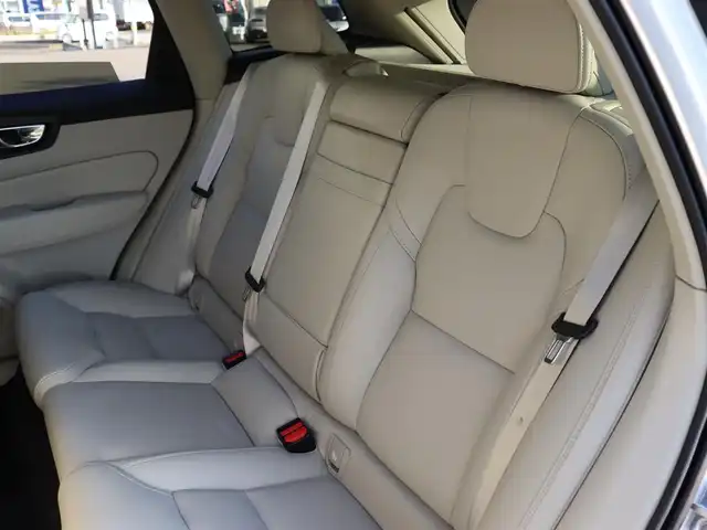 ボルボ ボルボ ＸＣ６０ B5 AWD インスクリプション 宮城県 2021(令3)年 3万km パール ワンオーナー/純正ナビ（googleバージョン）/・appleCarplay・androidauto・Bluetooth/１２．３インチフル液晶ドライバーディスプレイ/ラグジュアリーパッケージ/パノラマサンルーフ/バング＆オルフセン プレミアムサウンド/クリスタルガラスシフトノブ/パイロットアシスト/パーフォレーテッドファインナッパレザー/・左右メモリー付き・ベンチレーション/全席シートヒーター/ステアリングヒーター/ヘッドアップディスプレイ/パワーバックドア/３６０℃カメラ/ワイアレス充電/前後コーナーセンサー/純正ＯＰ前後ドライブレコーダー/純正ビルトインＥＴＣ/ＬＥＤヘッドライト