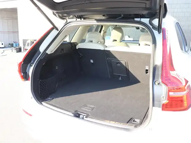 ボルボ ボルボ ＸＣ６０ B5 AWD インスクリプション 宮城県 2021(令3)年 3万km パール ワンオーナー/純正ナビ（googleバージョン）/・appleCarplay・androidauto・Bluetooth/１２．３インチフル液晶ドライバーディスプレイ/ラグジュアリーパッケージ/パノラマサンルーフ/バング＆オルフセン プレミアムサウンド/クリスタルガラスシフトノブ/パイロットアシスト/パーフォレーテッドファインナッパレザー/・左右メモリー付き・ベンチレーション/全席シートヒーター/ステアリングヒーター/ヘッドアップディスプレイ/パワーバックドア/３６０℃カメラ/ワイアレス充電/前後コーナーセンサー/純正ＯＰ前後ドライブレコーダー/純正ビルトインＥＴＣ/ＬＥＤヘッドライト