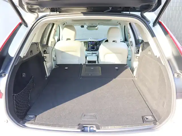 ボルボ ボルボ ＸＣ６０ B5 AWD インスクリプション 宮城県 2021(令3)年 3万km パール ワンオーナー/純正ナビ（googleバージョン）/・appleCarplay・androidauto・Bluetooth/１２．３インチフル液晶ドライバーディスプレイ/ラグジュアリーパッケージ/パノラマサンルーフ/バング＆オルフセン プレミアムサウンド/クリスタルガラスシフトノブ/パイロットアシスト/パーフォレーテッドファインナッパレザー/・左右メモリー付き・ベンチレーション/全席シートヒーター/ステアリングヒーター/ヘッドアップディスプレイ/パワーバックドア/３６０℃カメラ/ワイアレス充電/前後コーナーセンサー/純正ＯＰ前後ドライブレコーダー/純正ビルトインＥＴＣ/ＬＥＤヘッドライト