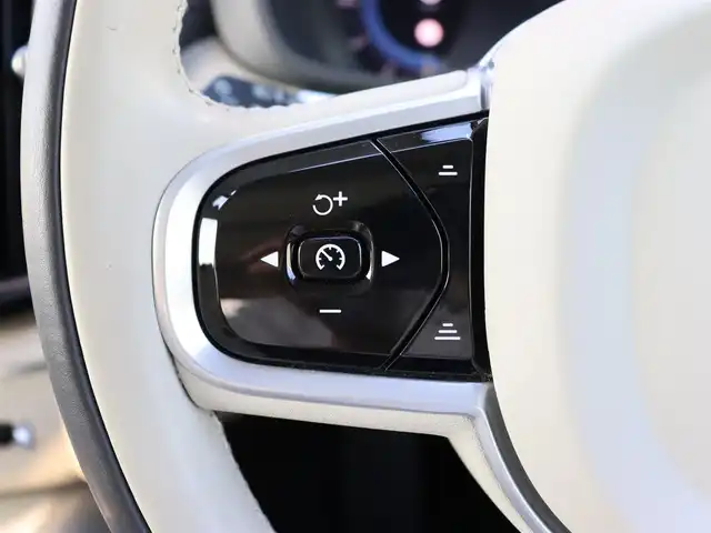 ボルボ ボルボ ＸＣ６０ B5 AWD インスクリプション 宮城県 2021(令3)年 3万km パール ワンオーナー/純正ナビ（googleバージョン）/・appleCarplay・androidauto・Bluetooth/１２．３インチフル液晶ドライバーディスプレイ/ラグジュアリーパッケージ/パノラマサンルーフ/バング＆オルフセン プレミアムサウンド/クリスタルガラスシフトノブ/パイロットアシスト/パーフォレーテッドファインナッパレザー/・左右メモリー付き・ベンチレーション/全席シートヒーター/ステアリングヒーター/ヘッドアップディスプレイ/パワーバックドア/３６０℃カメラ/ワイアレス充電/前後コーナーセンサー/純正ＯＰ前後ドライブレコーダー/純正ビルトインＥＴＣ/ＬＥＤヘッドライト