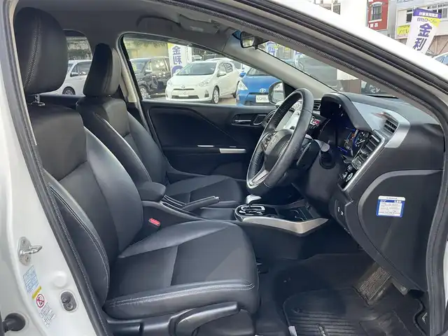 ホンダ グレイス ハイブリッド EX 沖縄県 2014(平26)年 7.3万km ホワイトオーキッドパール (株)IDOMが運営する【じしゃロンコザ店】の自社ローン専用車両になりますこちらは現金またはオートローンご利用時の価格です。自社ローンご希望の方は別途その旨お申付け下さい/・本土仕入/・純正ナビ/・Ｂｌｕｅｔｏｏｔｈ接続/・ＴＶ/・バックカメラ/・ＥＴＣ/・クルーズコントロール/・スマートキー/・プッシュスタート/・シートヒーター/・純正エアロ/・純正アルミホイール/・オートライト