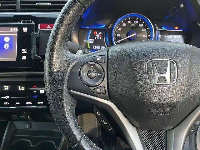 ホンダ グレイス ハイブリッド EX 沖縄県 2014(平26)年 7.3万km ホワイトオーキッドパール (株)IDOMが運営する【じしゃロンコザ店】の自社ローン専用車両になりますこちらは現金またはオートローンご利用時の価格です。自社ローンご希望の方は別途その旨お申付け下さい/・本土仕入/・純正ナビ/・Ｂｌｕｅｔｏｏｔｈ接続/・ＴＶ/・バックカメラ/・ＥＴＣ/・クルーズコントロール/・スマートキー/・プッシュスタート/・シートヒーター/・純正エアロ/・純正アルミホイール/・オートライト