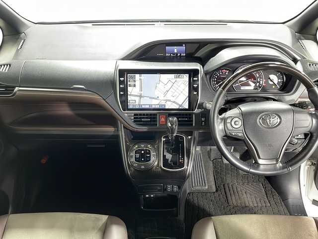 トヨタ エスクァイア Gi プレミアムパッケージ 広島県 2018(平30)年 6万km ホワイトパールクリスタルシャイン 純正10型ナビ（DVD/フルセグTV/Bluetooth）/純正フリップダウンモニター/両側パワースライドドア/バックカメラ/シートヒーター/ステアリングヒーター/セーフティセンス/・プリクラッシュセーフティ/・レーンディパーチャーアラート/・オートマチックハイビーム/クルーズコントロール/LEDヘッドランプ/純正15インチAW/ビルトインETC/ドライブレコーダー