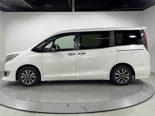 トヨタ エスクァイア Gi プレミアムパッケージ 広島県 2018(平30)年 6万km ホワイトパールクリスタルシャイン 純正10型ナビ（DVD/フルセグTV/Bluetooth）/純正フリップダウンモニター/両側パワースライドドア/バックカメラ/シートヒーター/ステアリングヒーター/セーフティセンス/・プリクラッシュセーフティ/・レーンディパーチャーアラート/・オートマチックハイビーム/クルーズコントロール/LEDヘッドランプ/純正15インチAW/ビルトインETC/ドライブレコーダー