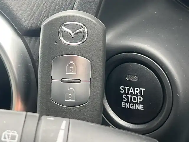 マツダ マツダ２ XD ホワイトコンフォート 秋田県 2020(令2)年 2.4万km ポリメタルグレーM ４WD/ターボ/衝突軽減システム/LEDヘッドライト/純正SDナビ/フルセグ/全方位カメラ（360°ビューモニター）/WORK SCHWERT SW2　17インチアルミ（夏タイヤ装着）/スマートキー/運転席パワーシート/前席シートヒーター/アイドリングストップ/プッシュスタート/コーナーセンサー/レーンキープアシスト/オートマチックハイビーム/クルーズコントロール追従走行有/ブラインドスポットモニター/ステアリングスイッチ/ステアリングヒーター/パドルシフト/ビルトインETC/純正フロアマット/オートライト/オートエアコン/パワーステアリング/パワーウィンドウ/横滑り防止/盗難防止装置/寒冷地仕様/電動格納ウィンカーミラー/キーレスエントリー/保証書/取扱説明書/記録簿/スペアキー1本有