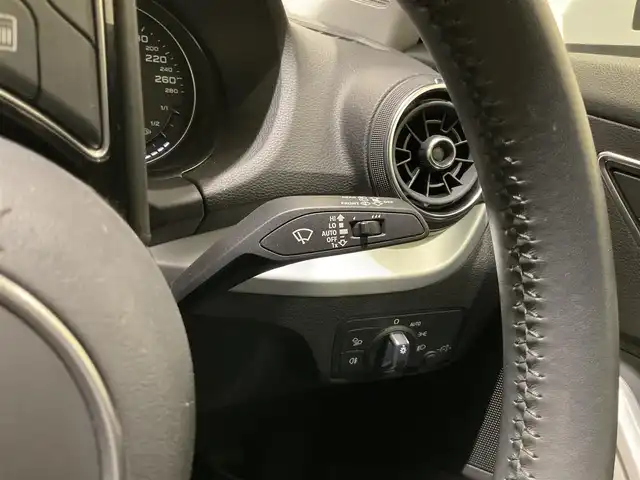 アウディ Ｑ２ 熊本県 2019(令1)年 2.8万km パール アシスタンスパッケージ/・アダプティブクルーズコントロール/・レーンキープアシスト/・アウディサイドアシスト/・アウディブレーキガード/・アウディプレセンスリア/純正メモリナビ/バックカメラ/パーキングアシスト/コーナーセンサー/DVD/Bluetooth/SD/USB/AUX/AppleCarPlay/フルセグTV/パワートランクドア/オートマチックハイビーム/休憩推奨/LEDヘッドライト/前後ドライブレコーダー/ETC2.0