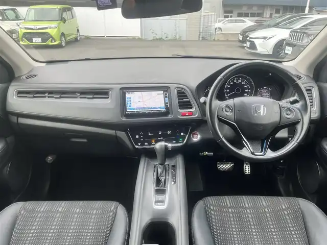 ホンダ ヴェゼル S 島根県 2015(平27)年 11.9万km ホワイトオーキッドパール 純正ＳＤナビ　/フルセグＴＶ/ＤＶＤ再生　/Bluetooth接続　/バックカメラ　/前後ドライブレコーダー　/ＥＴＣ　/アイドリングストップ　/衝突軽減ブレーキ　/前席シートヒーター　/スマートキー/プッシュスタート　/純正ＬＥＤヘッドライト　/純正１７インチアルミホイール/純正フロアマット/スペアキー/社外AWスタッドレスタイヤ積み込み