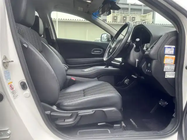 ホンダ ヴェゼル S 島根県 2015(平27)年 11.9万km ホワイトオーキッドパール 純正ＳＤナビ　/フルセグＴＶ/ＤＶＤ再生　/Bluetooth接続　/バックカメラ　/前後ドライブレコーダー　/ＥＴＣ　/アイドリングストップ　/衝突軽減ブレーキ　/前席シートヒーター　/スマートキー/プッシュスタート　/純正ＬＥＤヘッドライト　/純正１７インチアルミホイール/純正フロアマット/スペアキー/社外AWスタッドレスタイヤ積み込み