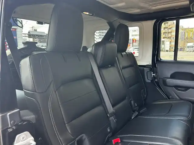 クライスラー・ジープ ジープ ラングラー アンリミテッド サハラ 富山県 2022(令4)年 2.3万km 黒 純正ナビ/Bluetooth接続/USB接続/AM/FMラジオ/フルセグTV/B/Fカメラ/前後ドラレコ/D/N席シートヒーター/ステラリングヒーター/アイドリングストップ/プッシュスタート/パーキングアシスト/ETC2.0 /背面タイヤ/LEDヘッドライト/４WD/横滑り防止/盗難防止装置