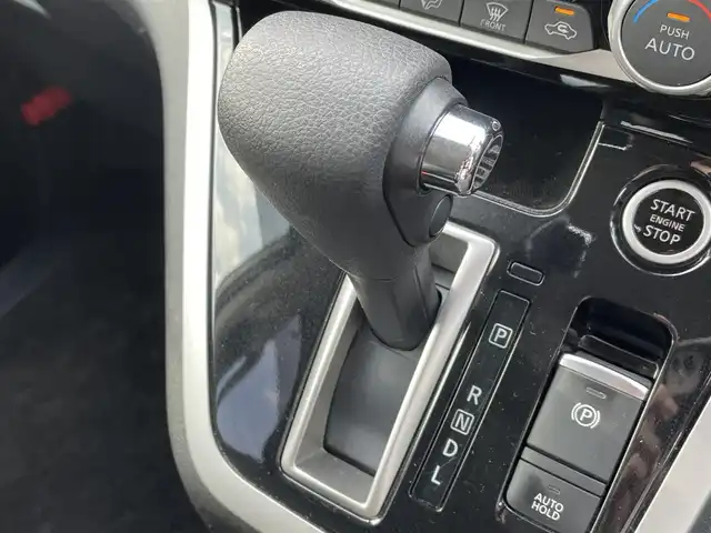 日産 セレナ ハイウェイスターVセレクションⅡ 千葉県 2018(平30)年 6.4万km ブリリアントホワイトパール ワンオーナー/エマージェンシーブレーキ/アラウンドビューモニター/純正9インチSDナビ【MM518D-L】/・CD/DVD/Blu-ray/MSV/Bluetooth/フルセグ/純正フリップダウンモニター/両後ハンズフリーオートスライドドア/インテリジェントルームミラー/パーキングアシスト/プロパイロット/インテリジェントキー/撥水シート/前後コーナーセンサー/純正ドライブレコーダー【DJ4-D】/ETC/純正16インチアルミホイール/純正LEDヘッドライト/フォグランプ/アイドリングストップ/本革巻きステアリング/ドアバイザー/サイド＆カーテンエアバッグ/新車時保証書＆取扱説明書