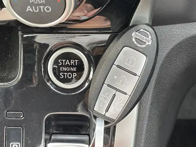日産 セレナ ハイウェイスターVセレクションⅡ 千葉県 2018(平30)年 6.4万km ブリリアントホワイトパール ワンオーナー/エマージェンシーブレーキ/アラウンドビューモニター/純正9インチSDナビ【MM518D-L】/・CD/DVD/Blu-ray/MSV/Bluetooth/フルセグ/純正フリップダウンモニター/両後ハンズフリーオートスライドドア/インテリジェントルームミラー/パーキングアシスト/プロパイロット/インテリジェントキー/撥水シート/前後コーナーセンサー/純正ドライブレコーダー【DJ4-D】/ETC/純正16インチアルミホイール/純正LEDヘッドライト/フォグランプ/アイドリングストップ/本革巻きステアリング/ドアバイザー/サイド＆カーテンエアバッグ/新車時保証書＆取扱説明書